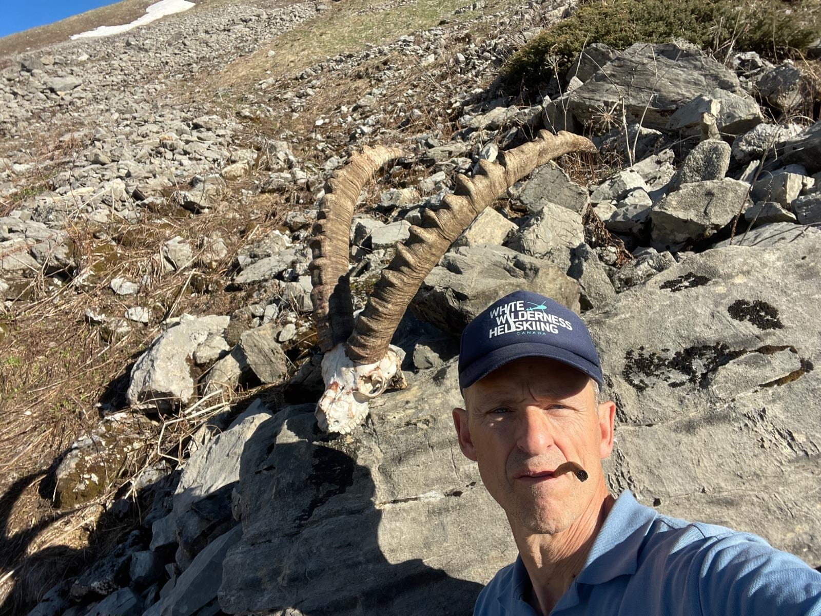 Christoph mit Steinbockhorn im Gebirge